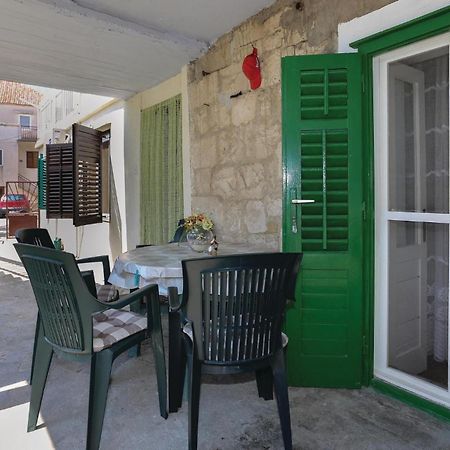 2 Bedroom Stunning Apartment In Kastel Kambelovac Kastela Bagian luar foto