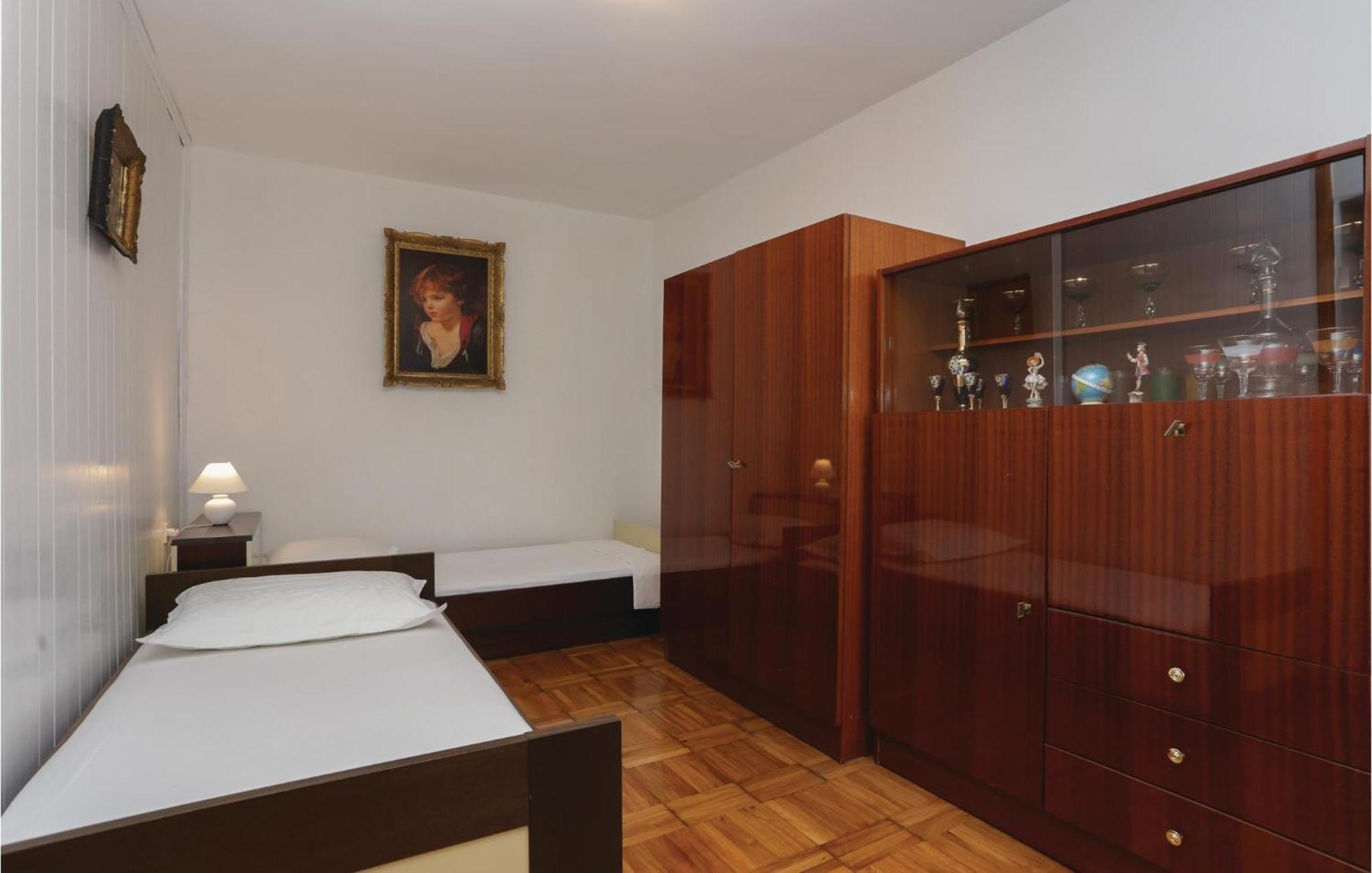 2 Bedroom Stunning Apartment In Kastel Kambelovac Kastela Bagian luar foto