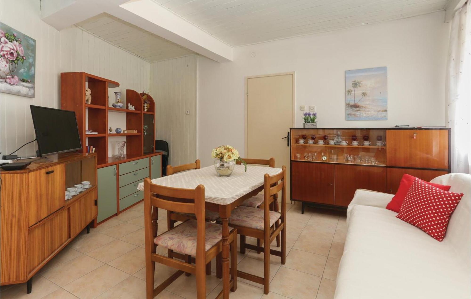 2 Bedroom Stunning Apartment In Kastel Kambelovac Kastela Bagian luar foto