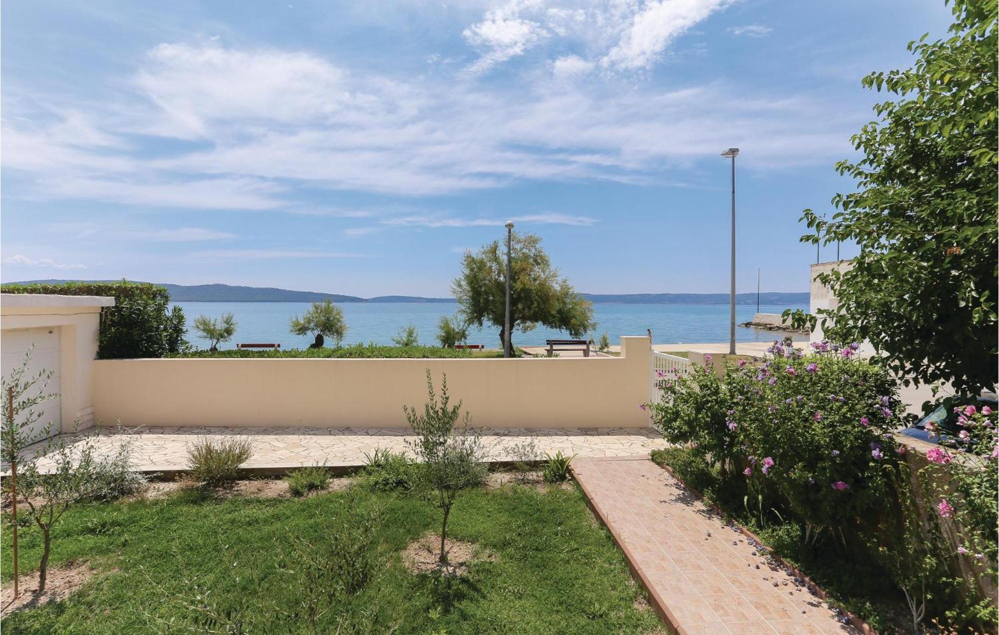 2 Bedroom Stunning Apartment In Kastel Kambelovac Kastela Bagian luar foto