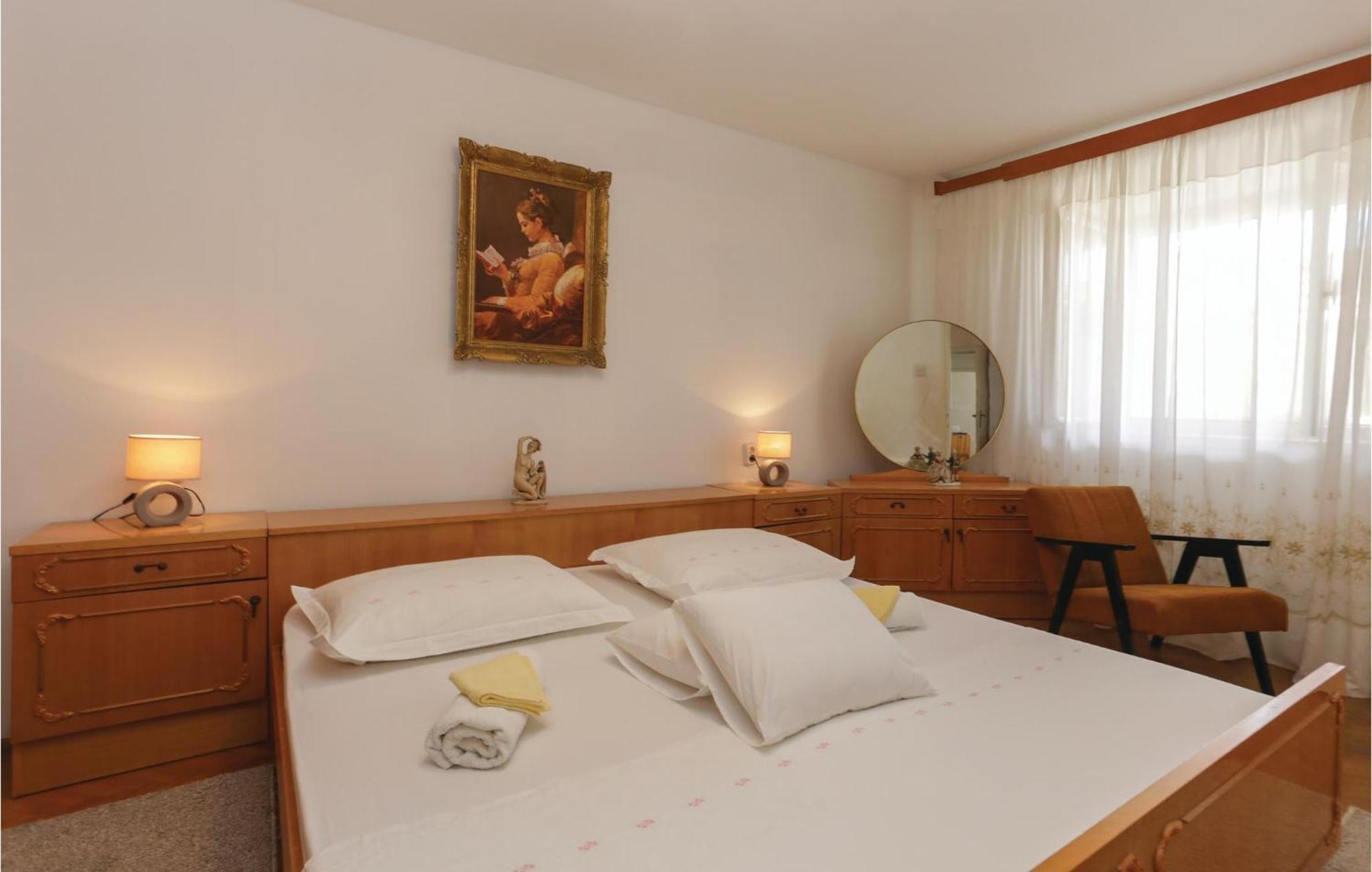 2 Bedroom Stunning Apartment In Kastel Kambelovac Kastela Bagian luar foto