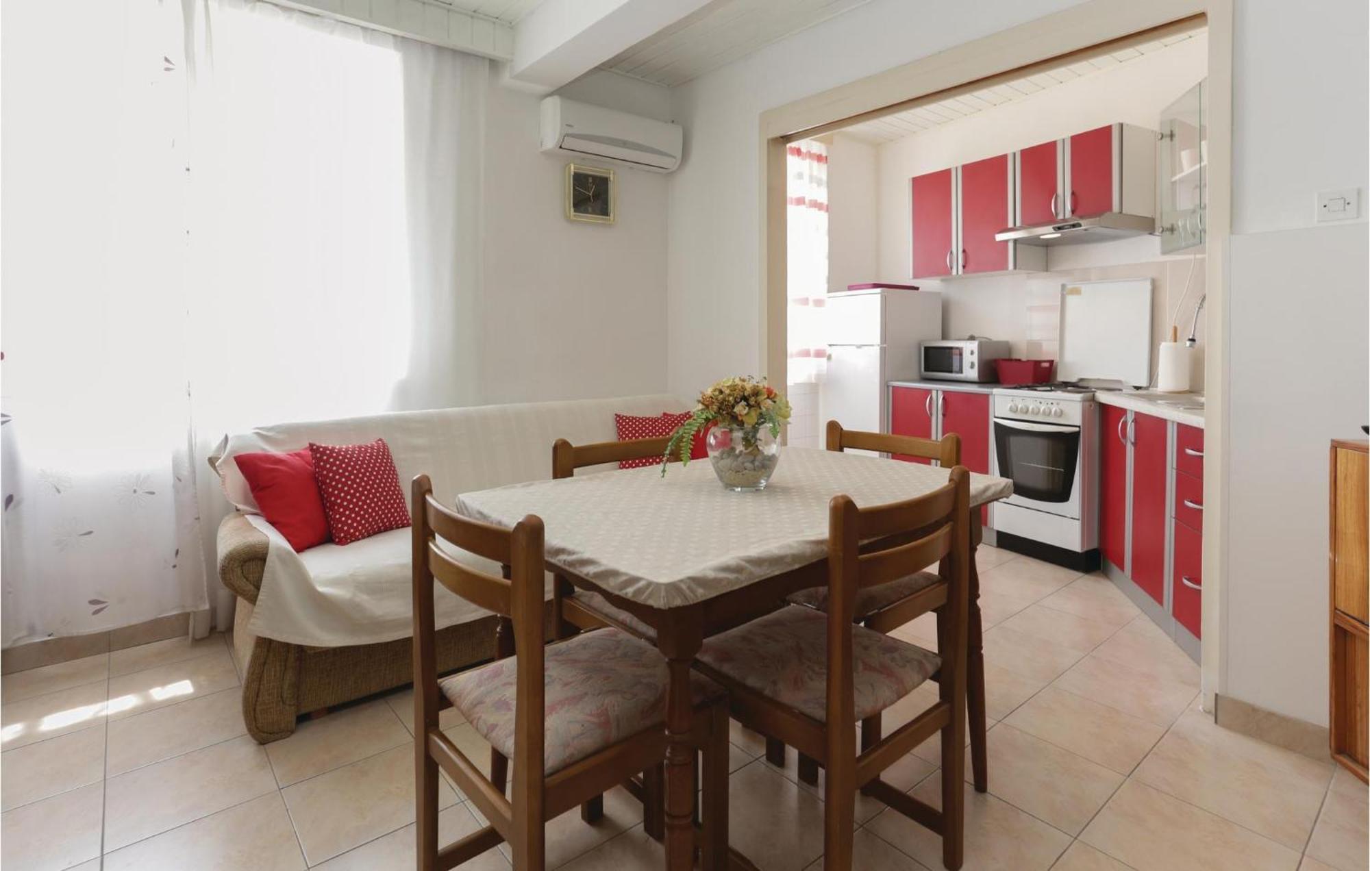 2 Bedroom Stunning Apartment In Kastel Kambelovac Kastela Bagian luar foto