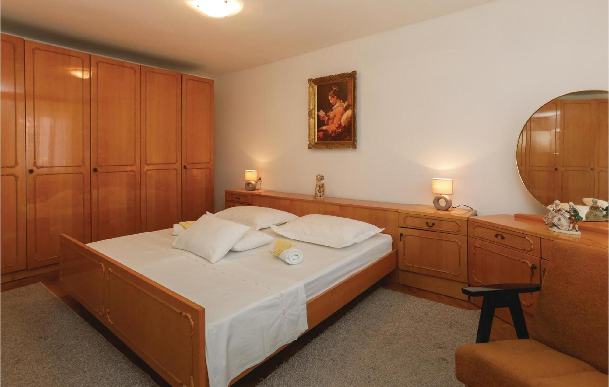 2 Bedroom Stunning Apartment In Kastel Kambelovac Kastela Bagian luar foto