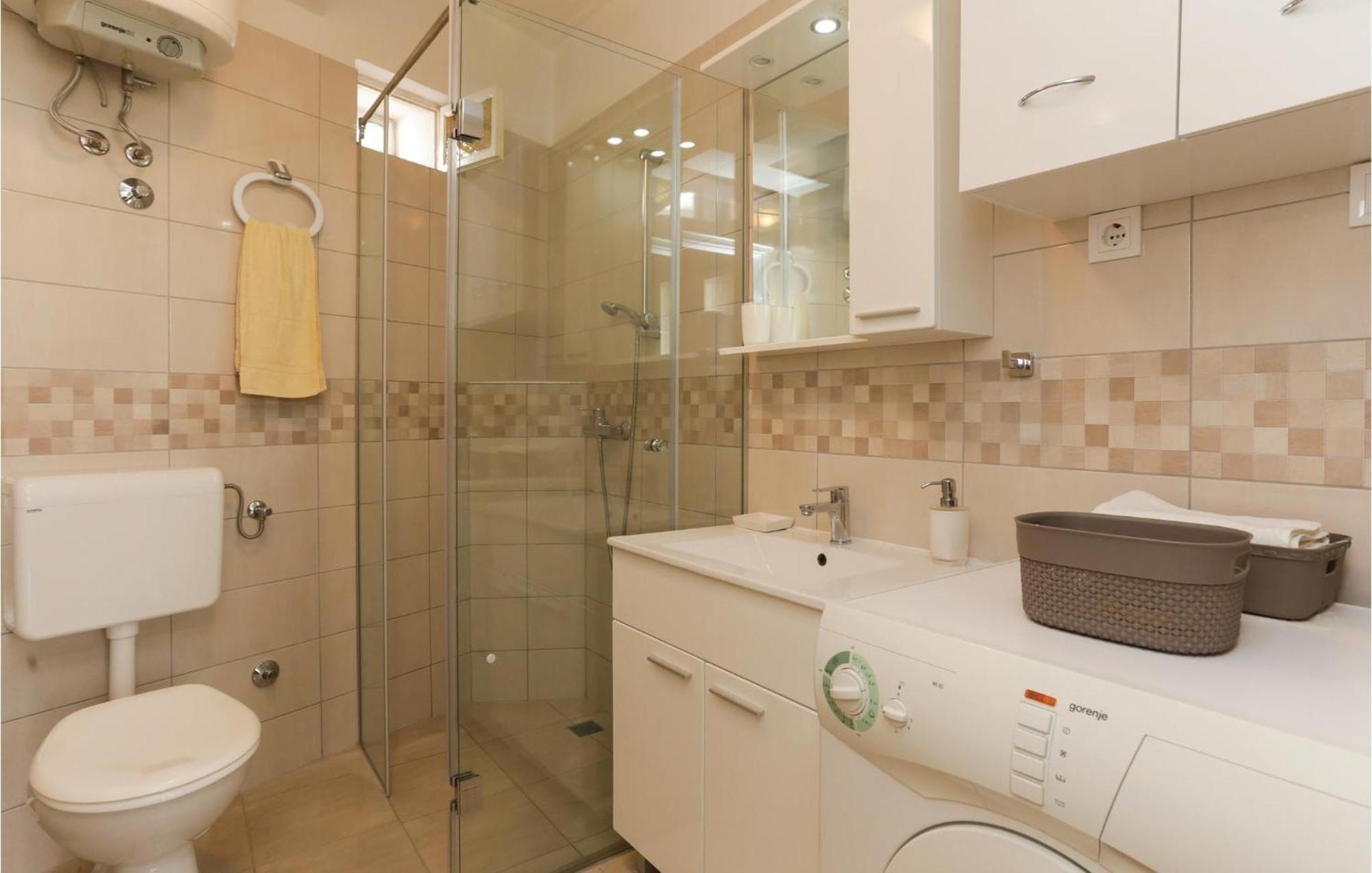 2 Bedroom Stunning Apartment In Kastel Kambelovac Kastela Bagian luar foto