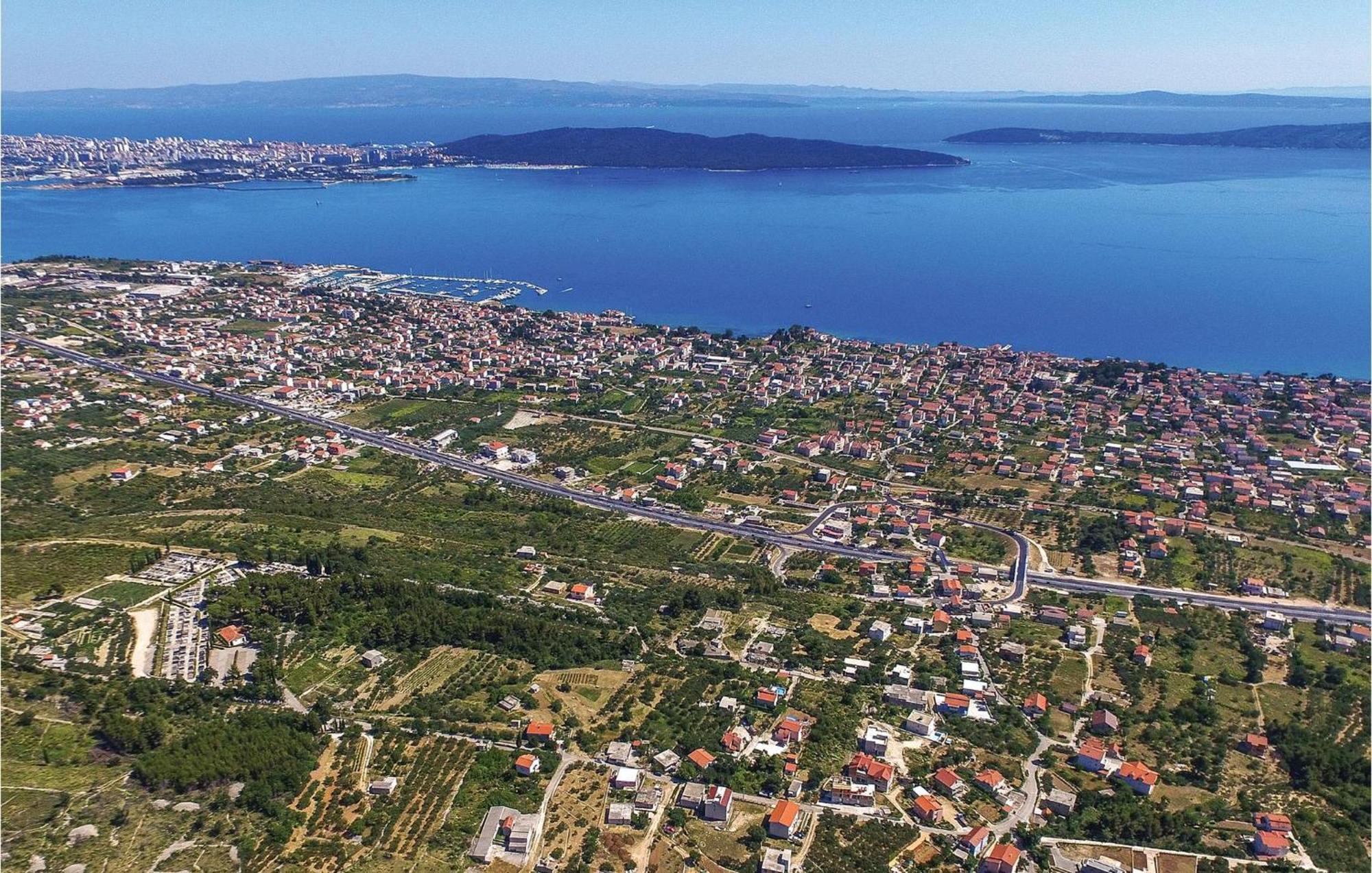 2 Bedroom Stunning Apartment In Kastel Kambelovac Kastela Bagian luar foto