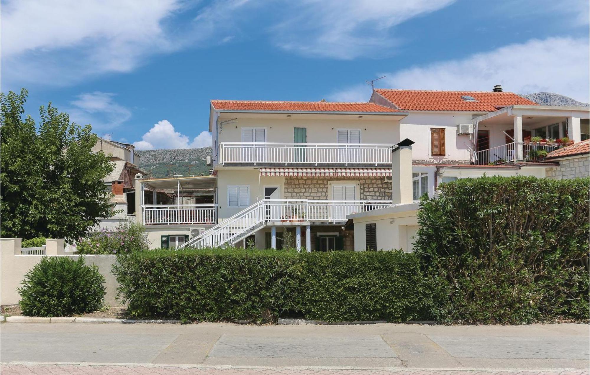 2 Bedroom Stunning Apartment In Kastel Kambelovac Kastela Bagian luar foto